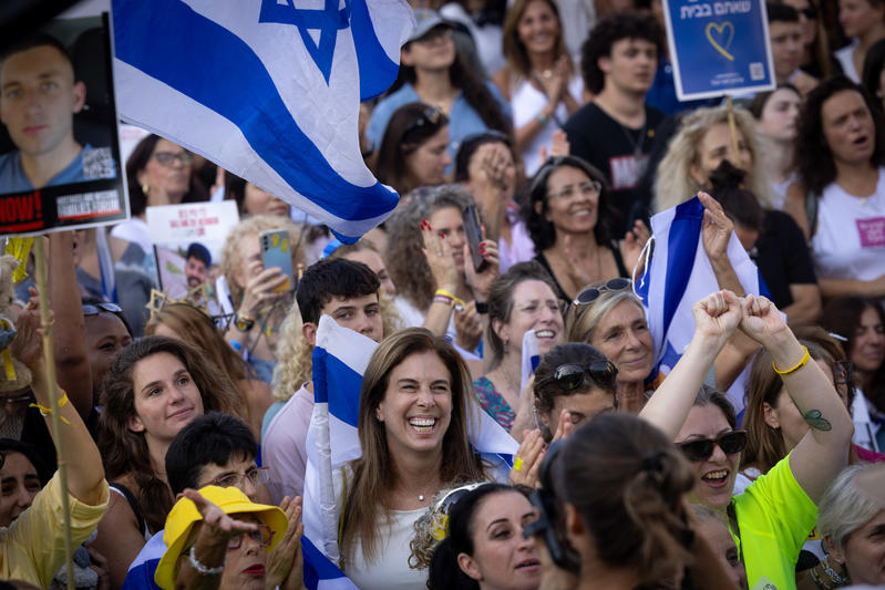Thousands gather at Hostage Square to celebrate the return of the hostages