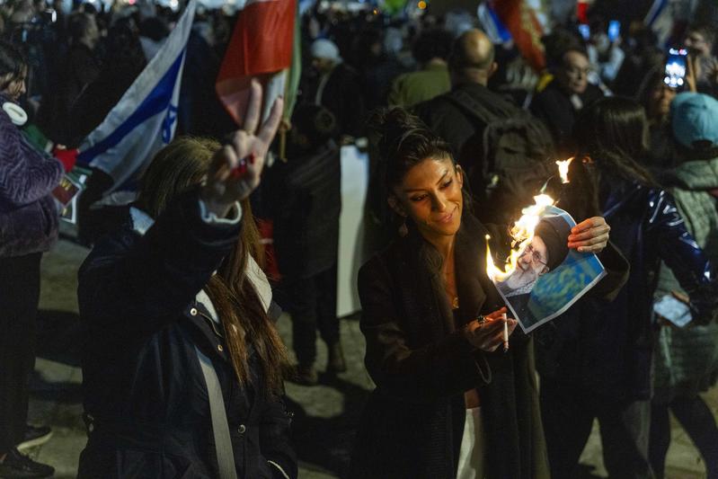 Israeli demonstrators express their solidarity with the Iranian people.