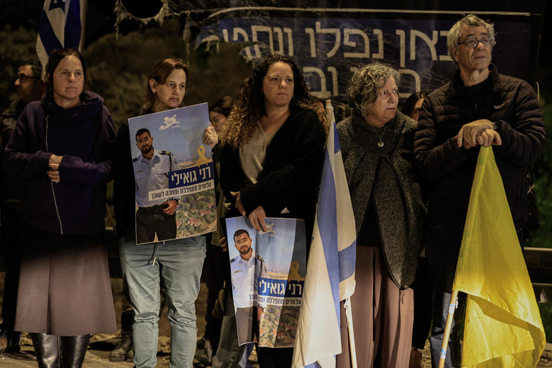 People pay their respects as a convoy carrying the body of slain hostage Ran Gvili drives near the Israeli border with the Gaza Strip, January 26, 2026.