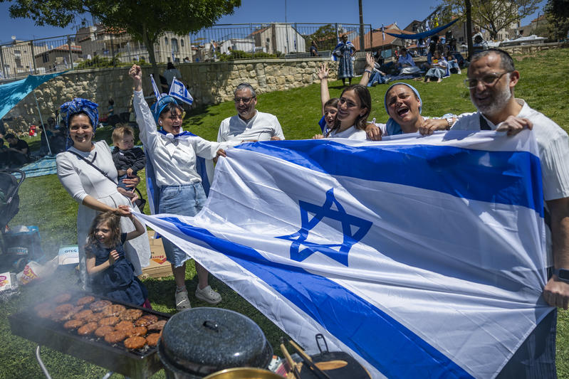 People celebrate Israel’s 78th Independence Day at Sacher Park in Jerusalem, April 22, 2026.
