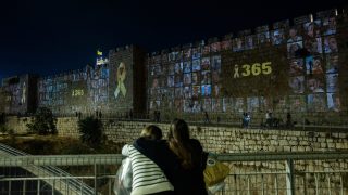 Pictures of Israelis held hostage in the Gaza Strip are screened on the walls of Jerusalem's Old City,   as Israel will mark tomorrow one-year anniversary of the October 7 massacre, on November 6, 2023. Photo by Yonatan Sindel/Flash90 *** Local Caption *** ירושלים
חומות
העיר העתיקה
הקרנה
מלחמה
חרבות
ברזל
חטופים
תמונות
ישראלים